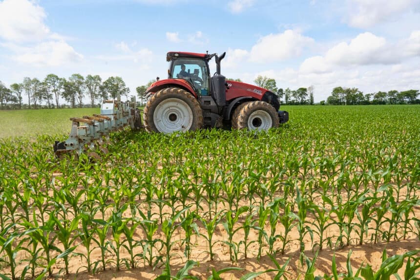 Un tractor labra un campo de maíz en Mencer Farms, en Lake Village, Arkansas, el 29 de abril de 2025. (Samira Bouaou/The Epoch Times).