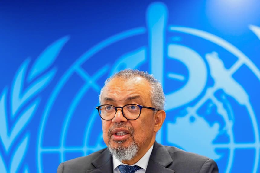 El director general de la Organización Mundial de la Salud, Tedros Adhanom Ghebreyesus, habla con los medios de comunicación tras una reunión del comité de emergencia celebrada en la sede de la OMS en Ginebra el 20 de mayo de 2026. (Salvatore Di Nolfi/Keystone vía AP).