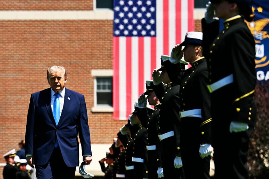 El presidente de EE. UU., Donald Trump, llega para pronunciar el discurso de graduación de la promoción de 2026 de la Academia de la Guardia Costera de Estados Unidos en New London, Connecticut, el 20 de mayo de 2026. (Kent NISHIMURA / AFP vía Getty Images)