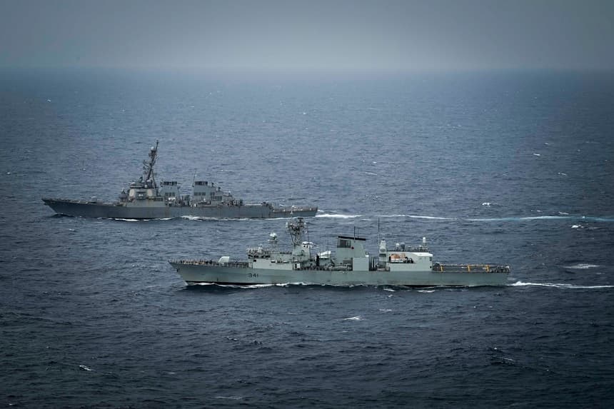 El destructor lanzamisiles USS Higgins (DDG 76) y el HMCS Ottawa (FFH 341) de la Marina Real Canadiense maniobran en aguas internacionales durante el ejercicio "Noble Wolverine" en el mar de la China Meridional el 11 de enero de 2025. (Armada de Estados Unidos, cortesía de la Marina Real Canadiense, por el marinero de tercera clase Jacob Saunders)