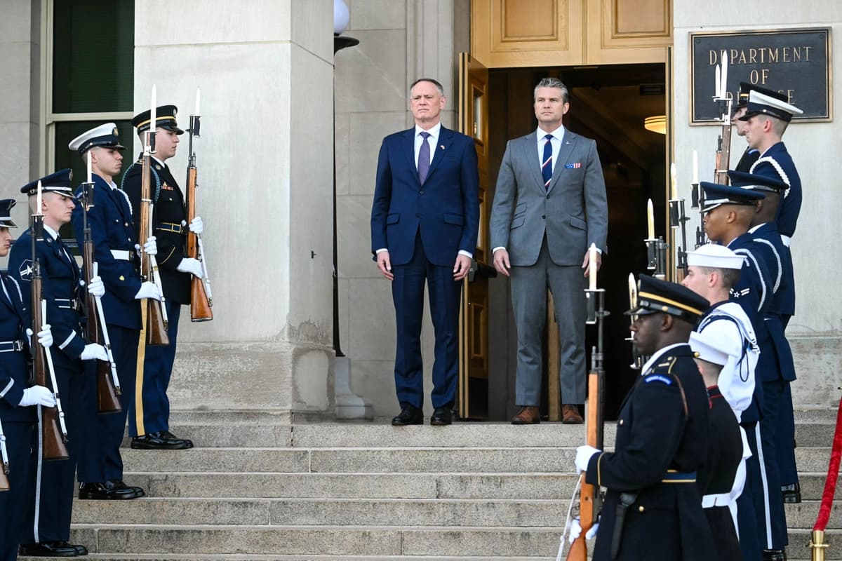 El secretario de Defensa de EE. UU., Pete Hegseth (R), junto al ministro de Defensa Nacional de Canadá, David McGuinty, durante una ceremonia de bienvenida a McGuinty celebrada en el Pentágono, en Washington, D.C., el 22 de septiembre de 2025. (Foto de JIM WATSON/AFP vía Getty Images).