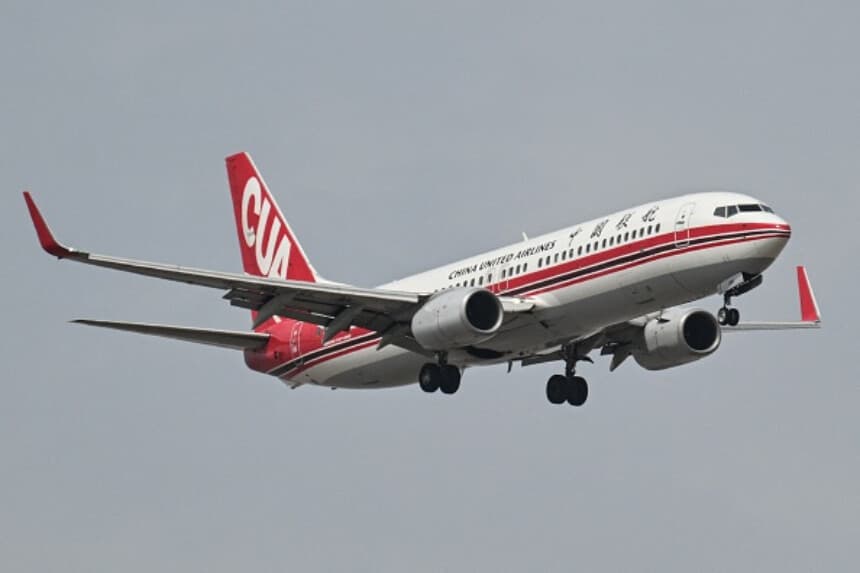 Un Boeing 737-800 de China United Airlines se prepara para aterrizar en el Aeropuerto Internacional de Shanghai Pudong el 16 de abril de 2025. La Casa Blanca informó el 15 de abril que Donald Trump considera que corresponde a China retomar las negociaciones comerciales, tras acusar a Beijing de incumplir un acuerdo con Boeing. (Hector Retamal / AFP vía Getty Images).