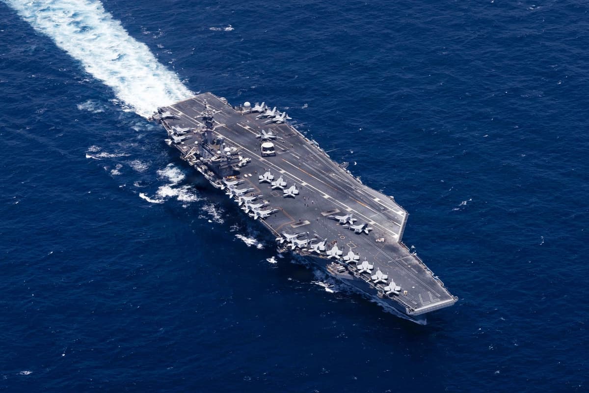 Portaaviones clase Nimitz USS George HW. Bush (CVN 77) zarpa en el Mar Arábigo, el 3 de mayo de 2026. (Cortesía de los EE.UU. Marina)