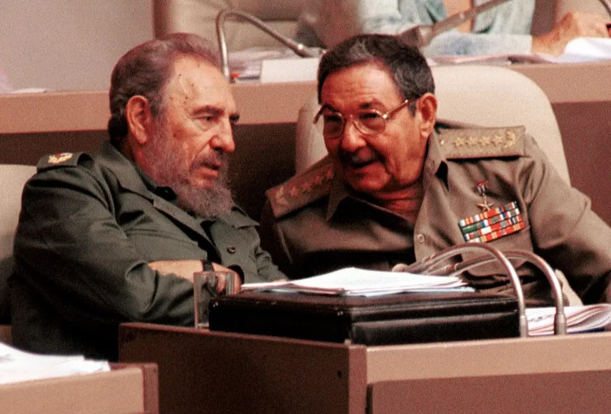 El líder comunista cubano Fidel Castro (izq.) habla con su hermano Raúl Castro (der.) en La Habana el 3 de agosto de 2001. (Jorge Rey/Getty Images)