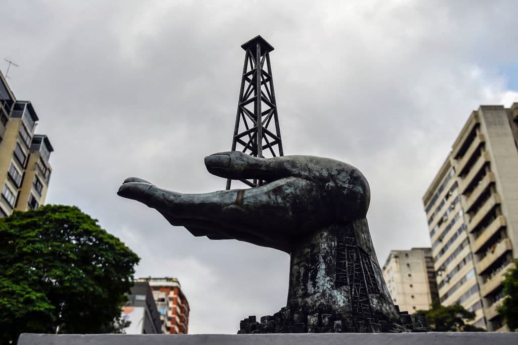 Vista del monumento frente a la sede de PdVSA en Caracas, el 29 de enero de 2019, día en que Estados Unidos anunció sanciones contra la petrolera estatal venezolana. Foto: Luis Robayo / AFP vía Getty Images