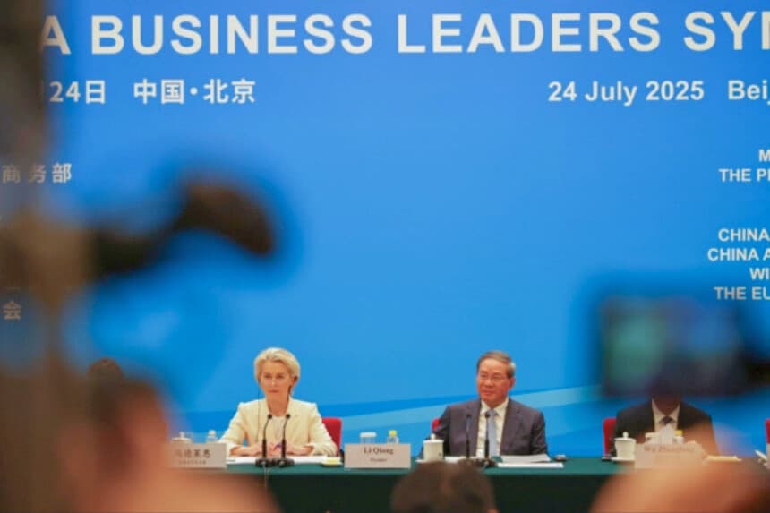 El primer ministro chino, Li Qiang (derecha), y la presidenta de la Comisión Europea, Ursula von der Leyen (izquierda), asisten al Simposio de Líderes Empresariales UE-China celebrado en el Gran Salón del Pueblo de Beijing el 24 de julio de 2025. (Foto de Andrés MARTÍNEZ CASARES / POOL / AFP) (Foto de ANDRÉS MARTÍNEZ CASARES/POOL/AFP vía Getty Images).