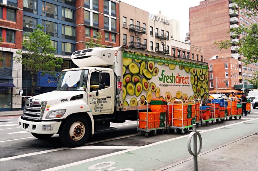 Un camión de FreshDirect descarga productos alimenticios durante la pandemia de coronavirus el 23 de mayo de 2020 en la ciudad de Nueva York. (Cindy Ord/Getty Images)