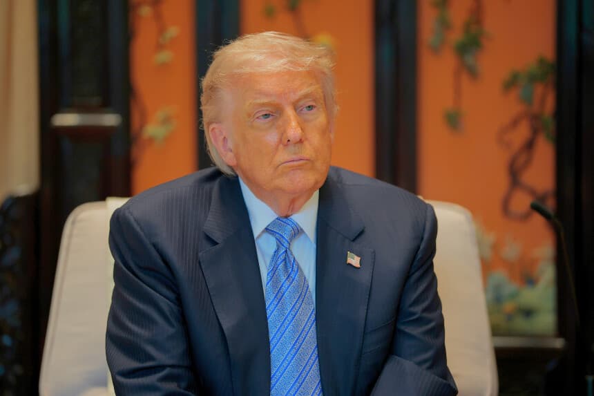 Beijing, CHINA - 15 DE MAYO: El presidente de Estados Unidos, Donald Trump, observa durante una reunión con el presidente chino, Xi Jinping (que no aparece en la imagen), al margen de una visita al Jardín de Zhongnanhai el 15 de mayo de 2026 en Beijing, China. Trump y otros funcionarios estadounidenses están concluyendo una visita destinada a abordar el conflicto con Irán, los desequilibrios comerciales y la situación de Taiwán, al tiempo que se establecen nuevos comités bilaterales para la supervisión económica y de la inteligencia artificial. (Foto de Evan Vucci-Pool/Getty Images).