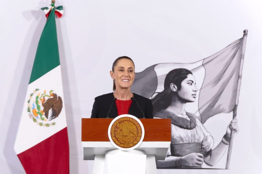 Fotografía cedida este jueves por la Presidencia de México de la mandataria Claudia Sheinbaum, hablando en una rueda de prensa en el Palacio Nacional de la Ciudad de México (EFE/Presidencia de México/)