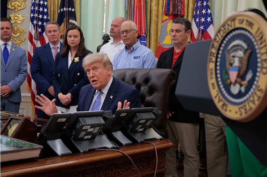 El presidente Donald Trump, acompañado por propietarios de cadenas de supermercados y políticos, pronuncia un discurso en el Despacho Oval de la Casa Blanca en Washington el 21 de mayo de 2026. (Chip Somodevilla/Getty Images).
