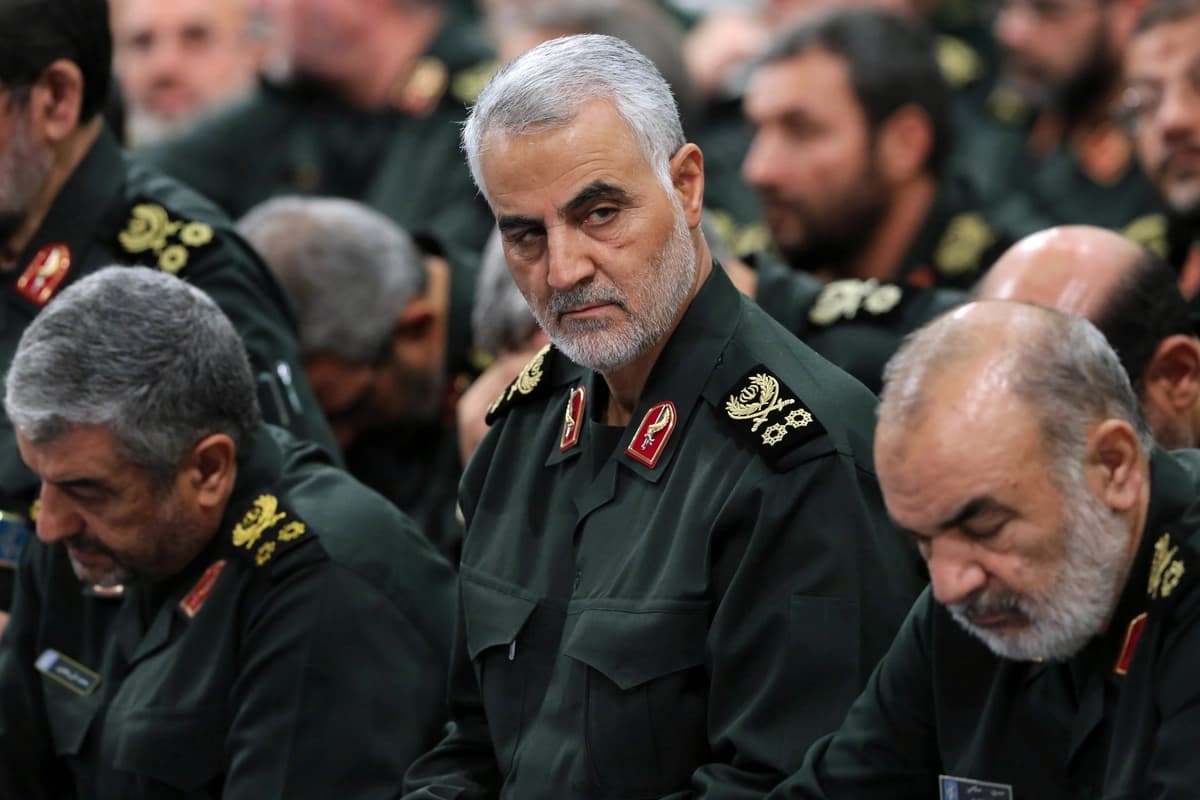 El general de la Guardia Revolucionaria, Qasem Soleimani, en el centro, en una reunión en Teherán, Irán, el 18 de septiembre de 2016. (Oficina del Líder Supremo iraní vía AP)