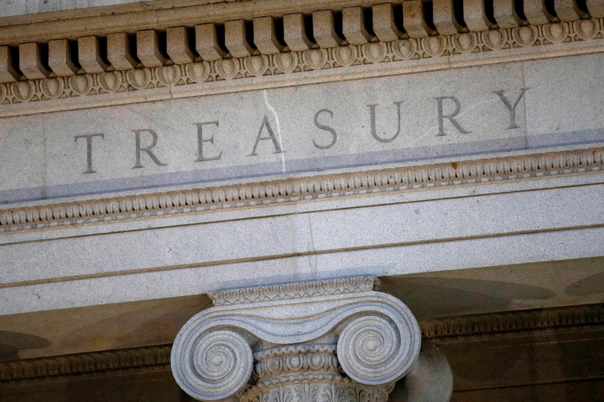 El edificio del Departamento del Tesoro aparece fotografiado al anochecer en Washington el 6 de junio de 2019. (Patrick Semansky/Foto AP)