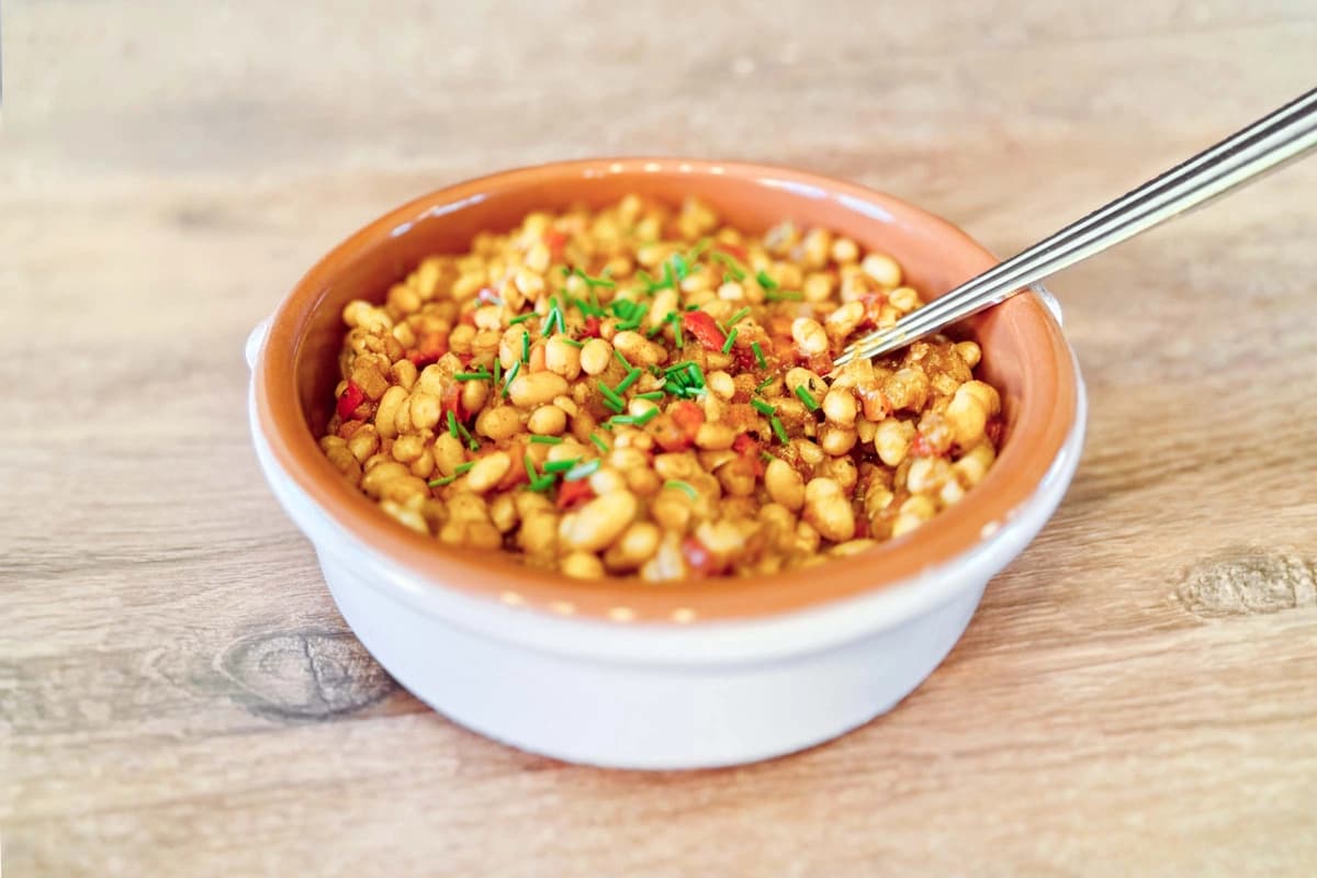 Frijoles horneados ahumados sin azúcar añadida. (Terri Ward/The Epoch Times).