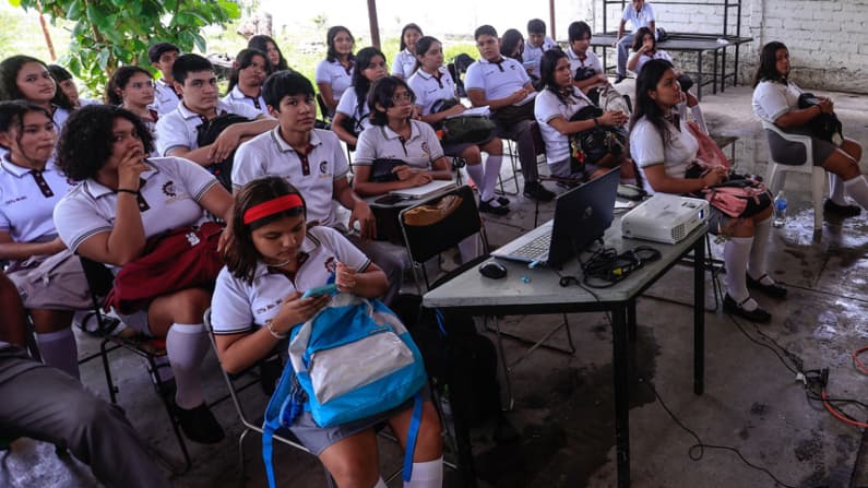 Ciudad de México aprueba reglas para celulares en escuelas básicas