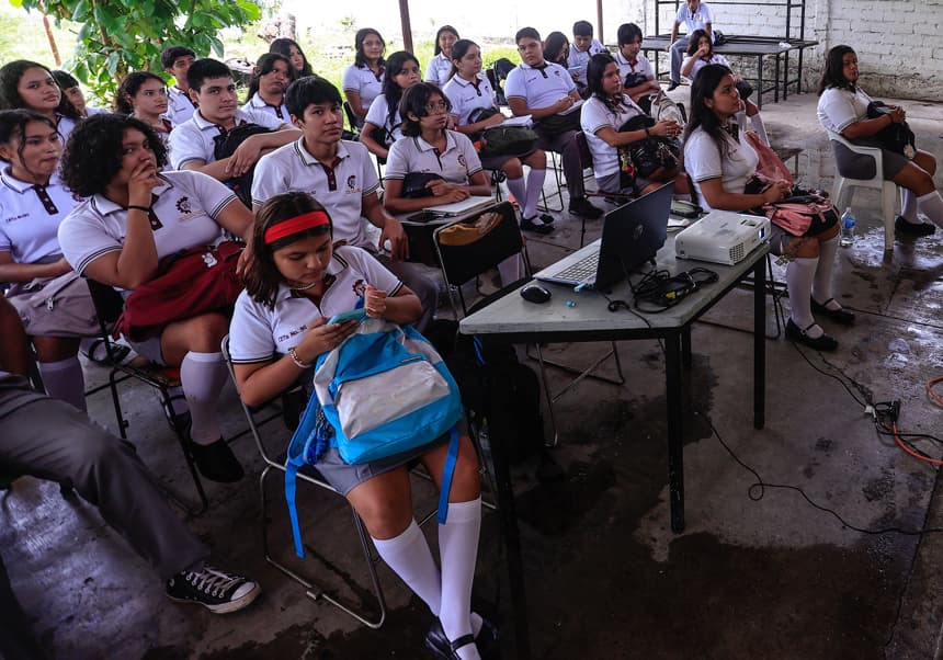 Fotografía de archivo del 12 de septiembre de 2024 que muestra una estudiante (c) usando un celular en clases en Acapulco (EFE/ David Guzmán)