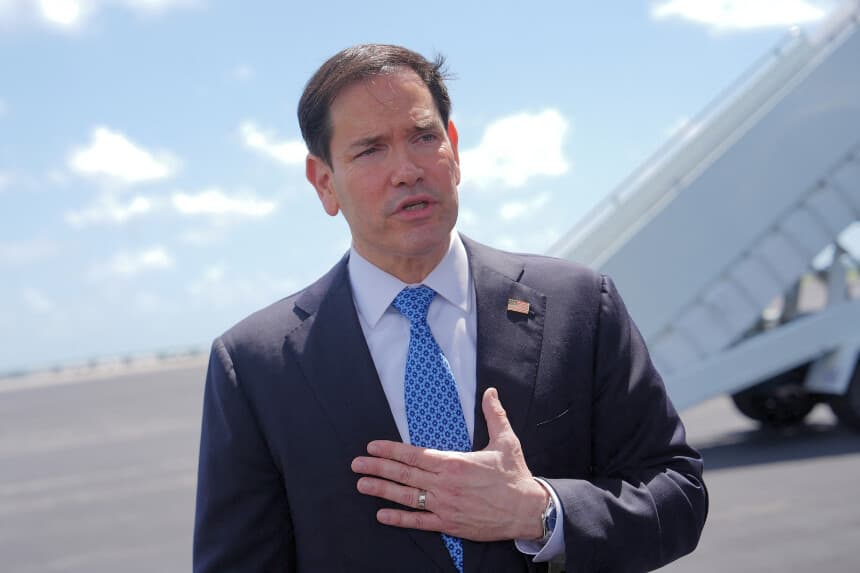 El secretario de Estado de EE. UU., Marco Rubio, habla con la prensa antes de subir a su avión en la Base Aérea de la Reserva de Homestead el 21 de mayo de 2026 en Homestead, Florida. Rubio se dirige a una reunión de ministros de Asuntos Exteriores de la OTAN en Suecia. (Foto de Julia Demaree Nikhinson / POOL / AFP vía Getty Images).