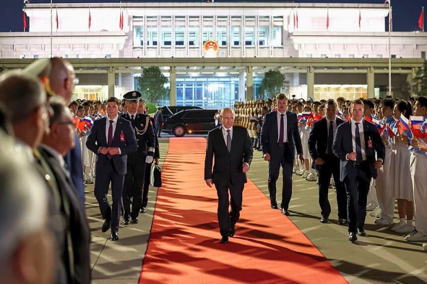 El presidente ruso, Vladímir Putin, camina por el Aeropuerto Internacional de Beijing Capital al abandonar la ciudad el 20 de mayo de 2026, tras una visita de dos días. (Alexander Kazakov/Pool/AFP vía Getty Images).