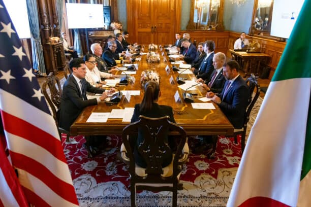 Fotografía cedida por la Presidencia de México de su mandataria Claudia Sheinbaum (c) y el secretario del Departamento de Seguridad Interior de Estados Unidos, Markwayne Mullin (d), durante una reunión este jueves 21 de mayo de 2026, en el Palacio Nacional de la Ciudad de México. (EFE/ Presidencia de México)