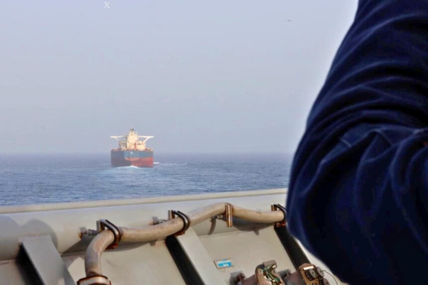 Un marinero estadounidense a bordo del USS Comstock (LSD 45) observa un buque mercante mientras aplica el bloqueo de Estados Unidos contra Irán, el 21 de mayo de 2026. (Cortesía del Mando Central de Estados Unidos).