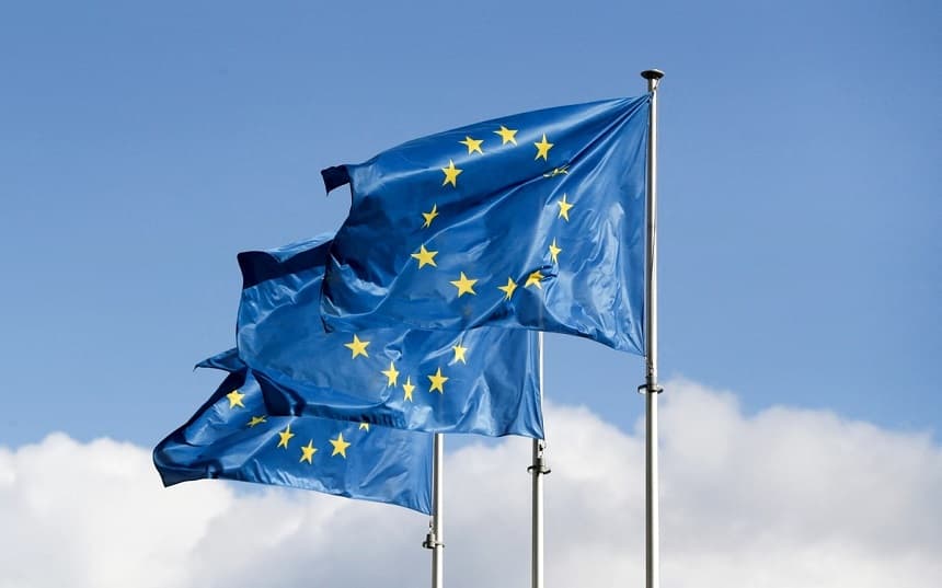 Banderas de la Unión Europea ondean frente a la sede de la Comisión Europea en Bruselas, Bélgica, el 19 de septiembre de 2019. (REUTERS/Yves Herman/Foto de archivo)
