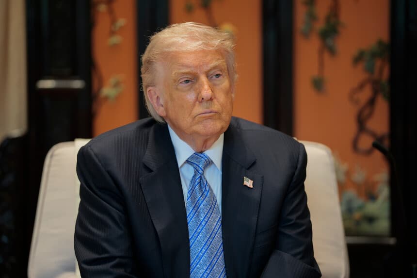 El presidente de Estados Unidos, Donald Trump, observa durante una reunión con el presidente chino, Xi Jinping (que no aparece en la imagen), al margen de una visita al Jardín de Zhongnanhai el 15 de mayo de 2026 en Beijing, China. (Foto de Evan Vucci-Pool/Getty Images)