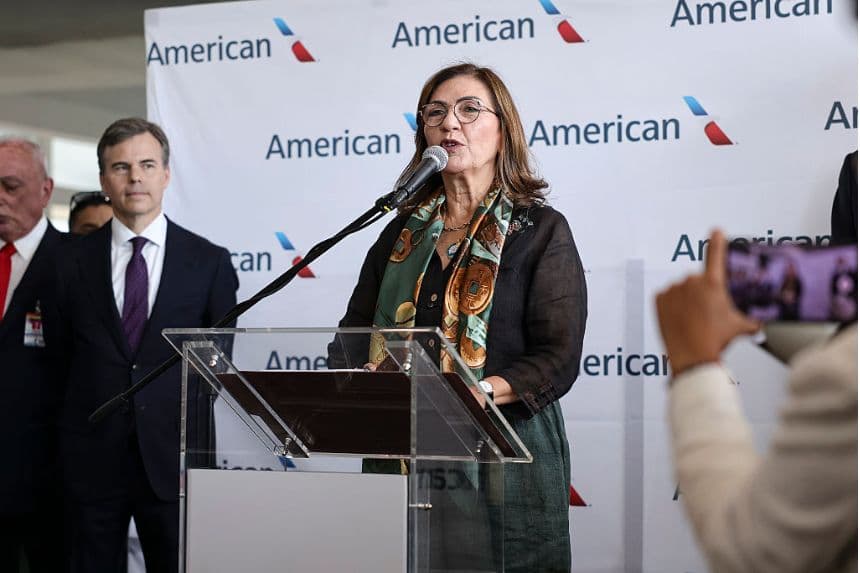 La ministra de Transporte de Venezuela, Jacqueline Faría (C), habla con la prensa durante la llegada del vuelo 3599 de American Airlines procedente de Miami al Aeropuerto Internacional Simón Bolívar, el 30 de abril de 2026 en La Guaira, Venezuela. (Jesús Vargas/Getty Images)