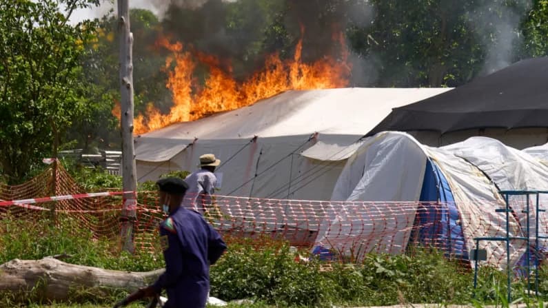 Multitud incendia centro de tratamiento del ébola en el Congo por disputa sobre un cadáver