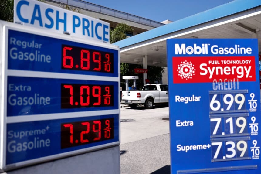Precios elevados de la gasolina en una gasolinera Mobil en Pasadena, California, el 11 de mayo de 2026. (Mario Tama/Getty Images).