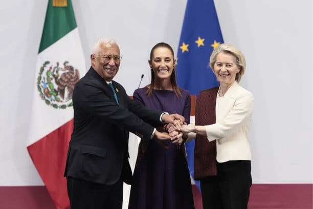 La presidenta de México, Claudia Sheinbaum (c), la presidenta de la Comisión Europea, Urusula Von der Leyen (d), y el presidente del Consejo Europeo, António Costa (i), posan durante la firma del Acuerdo Global Modernizado entre México y la UE este viernes, en el Palacio Nacional de Ciudad de México. (EFE/ José Méndez)