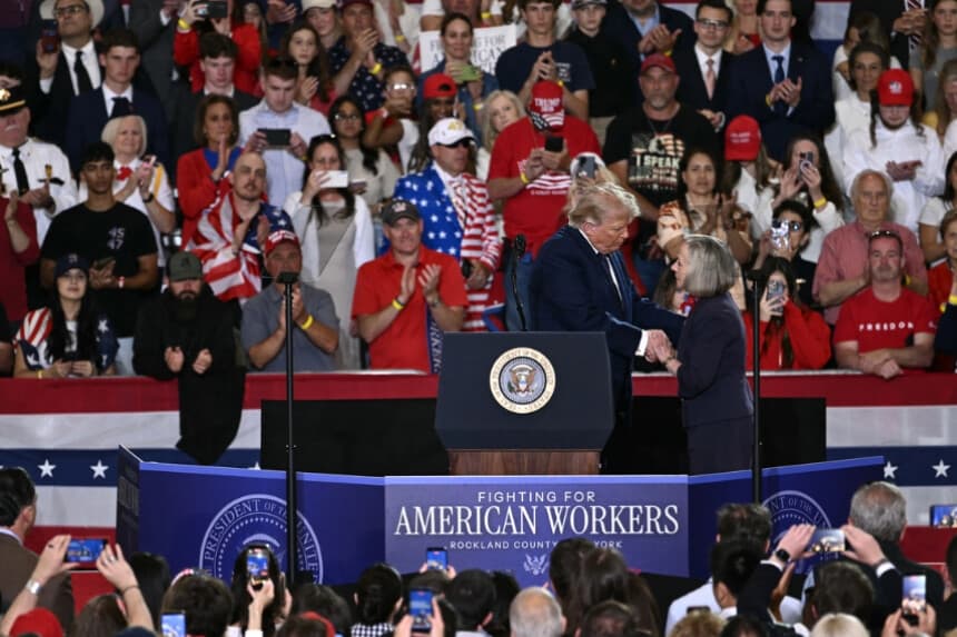 El presidente Donald Trump saluda a Alison Crowther tras su discurso sobre la economía en el Rockland Community College en Suffern, Nueva York, el 22 de mayo de 2026. Alison Crowther es la madre de Welles Crowther, recordado como el “Hombre del Pañuelo Rojo” por salvar vidas en el World Trade Center el 11 de septiembre de 2001. (Brendan Smialowski/AFP vía Getty Images).