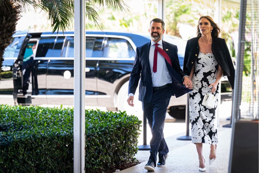 Donald Trump Jr., vicepresidente ejecutivo de desarrollo y adquisiciones de Trump Organization Inc. (izquierda), y su prometida Bettina Anderson llegan a Mar-a-Lago el 1 de febrero de 2026 en Palm Beach, Florida (Al Drago/Getty Images).