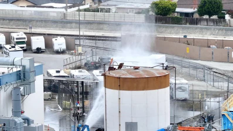 Evacuan 40,000 personas en California ante riesgo de fuga o explosión de tanque de productos químicos