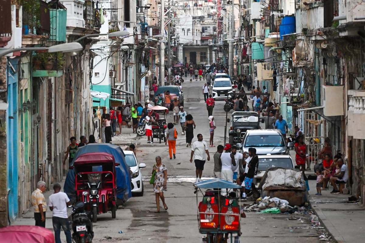 Vista de una calle de La Habana durante un apagón el 16 de marzo de 2026. (Yamil Lage/AFP vía Getty Images)