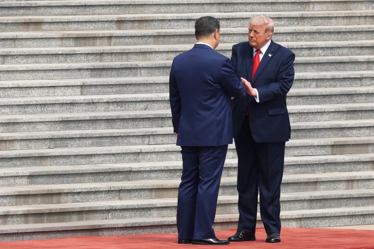 El presidente de EE. UU., Donald Trump (derecha), es recibido por el líder chino Xi Jinping durante una ceremonia de bienvenida en Beijing el 14 de mayo de 2026. (Alex Wong/Getty Images)