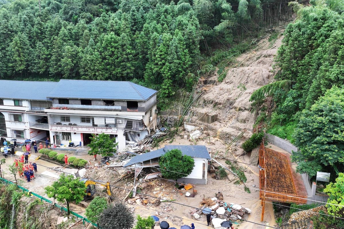 Un deslizamiento de tierra destruye una casa en la aldea de Yuelin de la ciudad de Shouyue de la ciudad de Hengyang, provincia central de Hunan, China, el 28 de julio de 2024. (Chen Zhenhai/Xinhua vía AP)