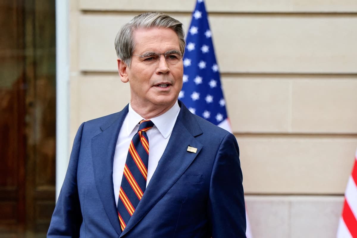 El secretario del Tesoro, Scott Bessent, se dirige a los periodistas en París el 16 de marzo de 2026. (Ludovic Marin/AFP vía Getty Images)