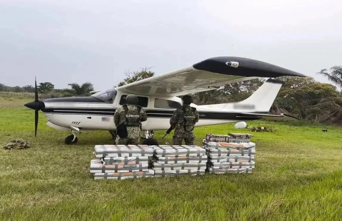 Una operación de seguimiento multinacional condujo a la interceptación de una aeronave con unos 636 kilogramos de cocaína ilícita. (Cortesía de la JIATF South)