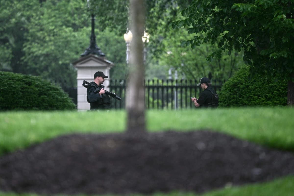 Un agente armado del Servicio Secreto reacciona en la Casa Blanca tras escucharse disparos el 23 de mayo de 2026. (Brendan Smialowski/AFP vía Getty Images).