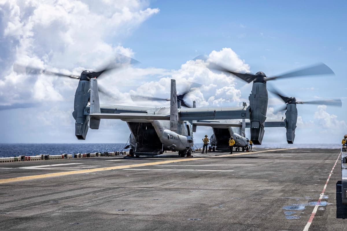 Aviones de rotor basculante MV-22B Osprey del Cuerpo de Marines de EE. UU. se preparan para despegar de la cubierta de vuelo del buque de asalto anfibio de clase Wasp USS Iwo Jima (LHD 7) mientras navegaba en el mar Caribe, el 1 de abril de 2026. (Foto de la Armada de EE. UU.)