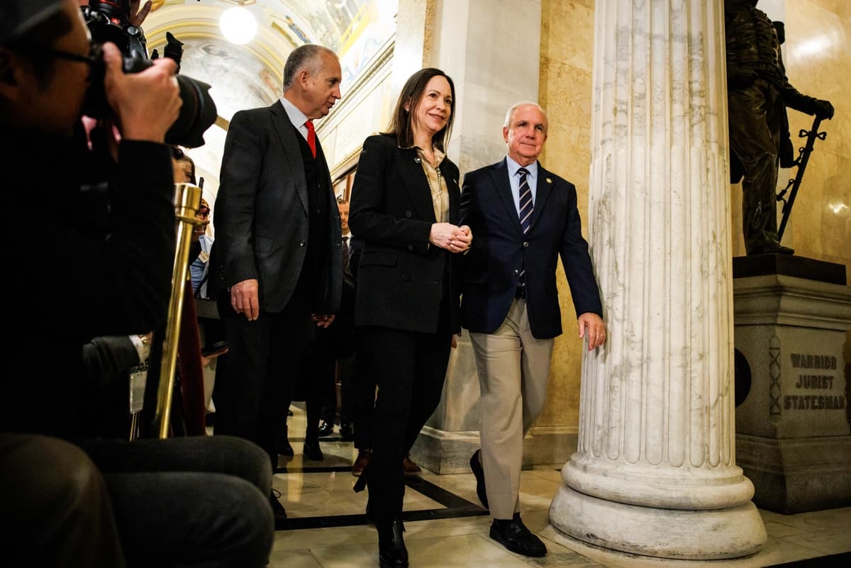 (De izquierda a derecha) El representante estadounidense Mario Díaz-Balart (republicano por Florida), la líder de la oposición venezolana María Corina Machado y el representante estadounidense Carlos Giménez (republicano por Florida) se acercan a hablar con los periodistas tras una reunión a puerta cerrada en el Capitolio de los Estados Unidos el 20 de enero de 2026. (Samuel Corum/Getty Images)