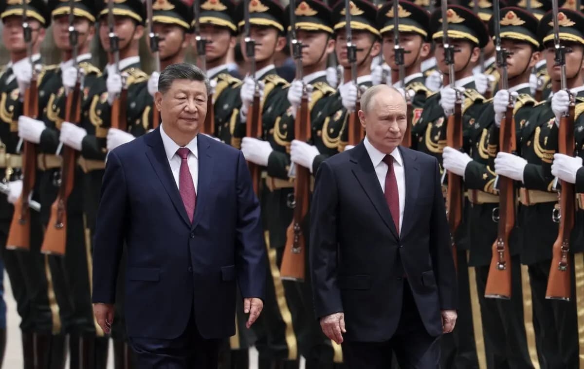 El presidente ruso Vladimir Putin (derecha) y el líder chino Xi Jinping inspeccionan una guardia de honor durante una ceremonia de bienvenida en Pekín, China, el 20 de mayo de 2026. (Maxim Shemetov/Pool Photo vía AP)