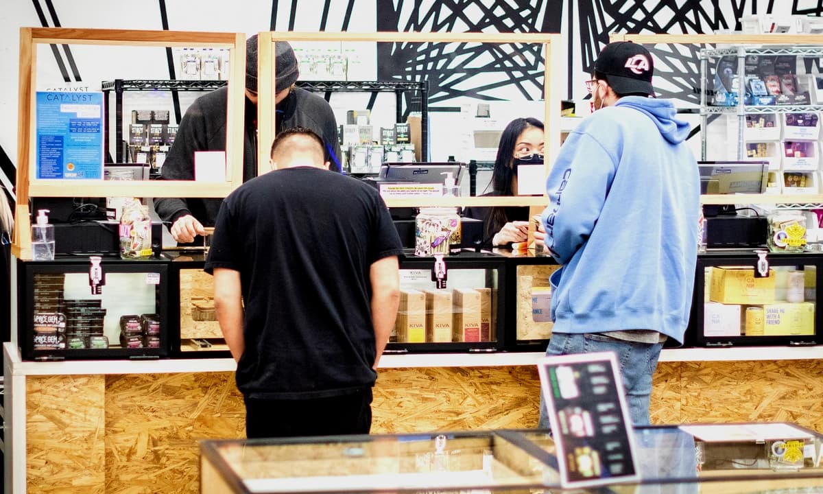 Unos clientes compran productos de marihuana en un dispensario de cannabis en Santa Ana, California, el 18 de febrero de 2021. (John Fredricks/The Epoch Times)