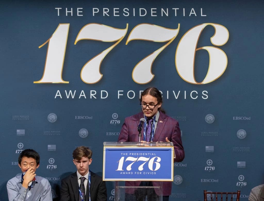 Macon Harrell, un estudiante de último año de secundaria de Oxford, Mississippi, responde una pregunta sobre los Documentos Federalistas durante la ronda semifinal del concurso del Premio Presidencial 1776 en Washington, DC, el 2 de mayo de 2026. (Cortesía de los EE.UU. Departamento de Educación)