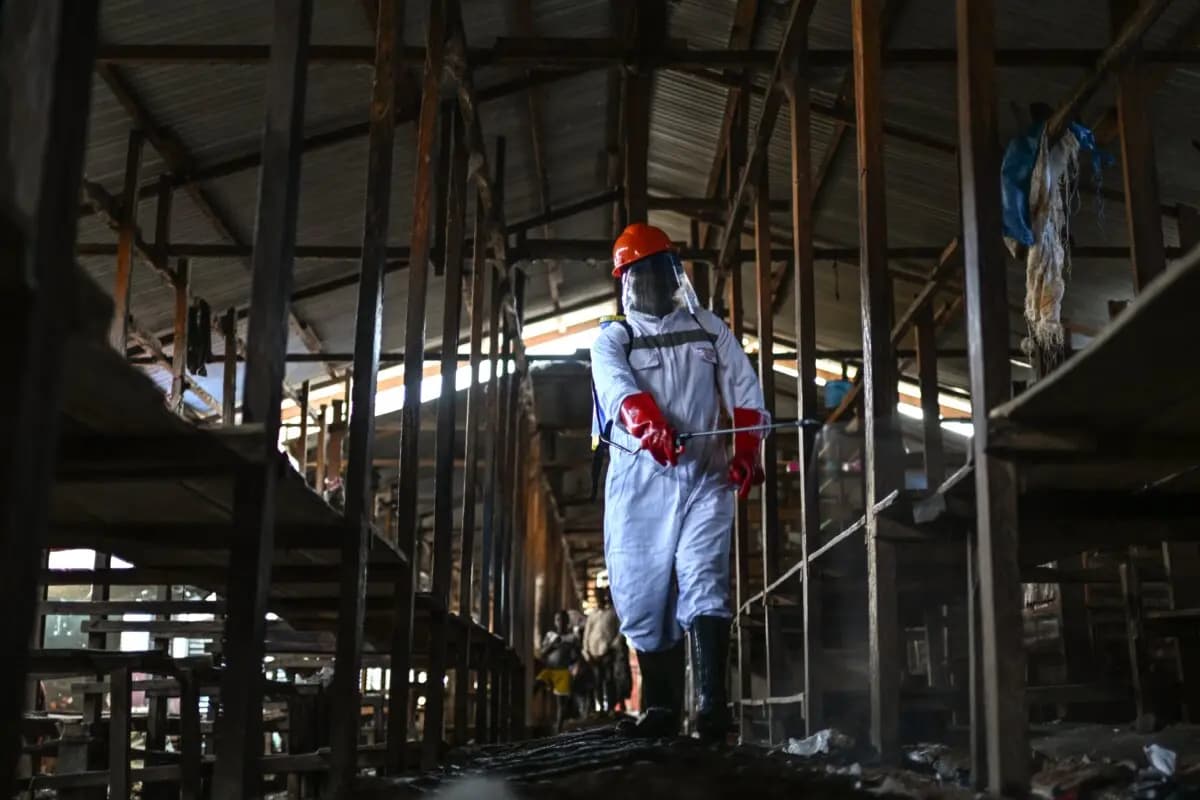 Un trabajador de saneamiento del gobierno de la ciudad de Bunia rocía cloro para desinfectar el mercado central, mientras la provincia de Ituri continúa combatiendo un brote de ébola, en Bunia, Congo, el 23 de mayo de 2026. (Moses Sawasawa/AP Photo).