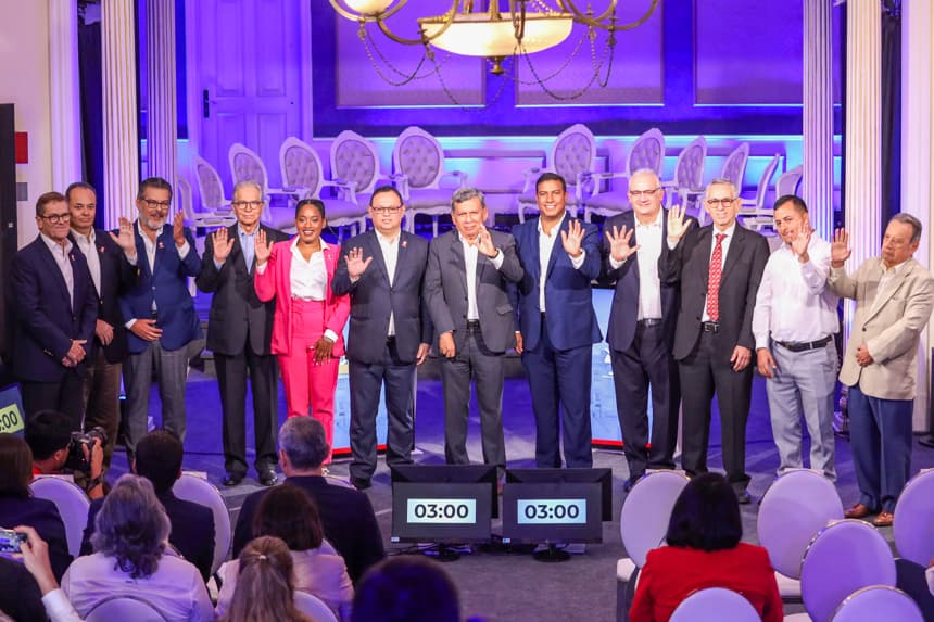 Fotografía cedida por el Jurado Nacional de Eleccines (JNE) que muestra de izquierda a derecha, Carlos Neuhaus, Luis Carranza, Eduardo Recoba, Vladimiro Huaroc, Rosángela Barbarán y Marco Antonio Vinelli, de Fuerza Popular; y Hernando Cevallos, Ernesto Zunini, Gustavo Guerra García, Pedro Franke, César Guarniz y Sinesio López, en la celebración del debate de equipos técnicos de las candidaturas de Keiko Fujimori y Roberto Sánchez para la segunda vuelta de las elecciones presidenciales de Perú. (EFE/ Jurado Nacional de Elecciones (JNE).
