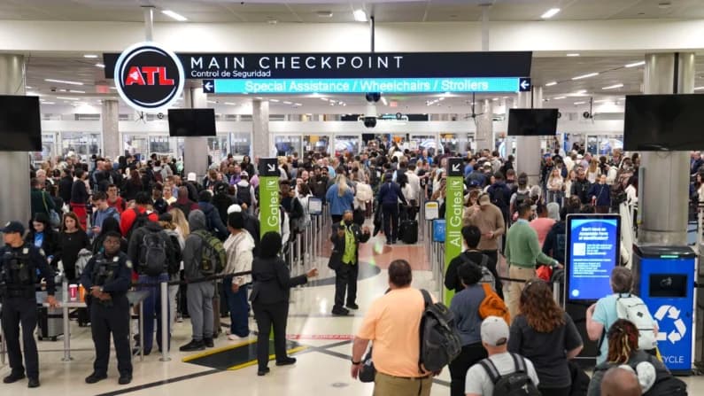 CDC añaden segundo aeropuerto para el control de viajeros que podrían tener ébola