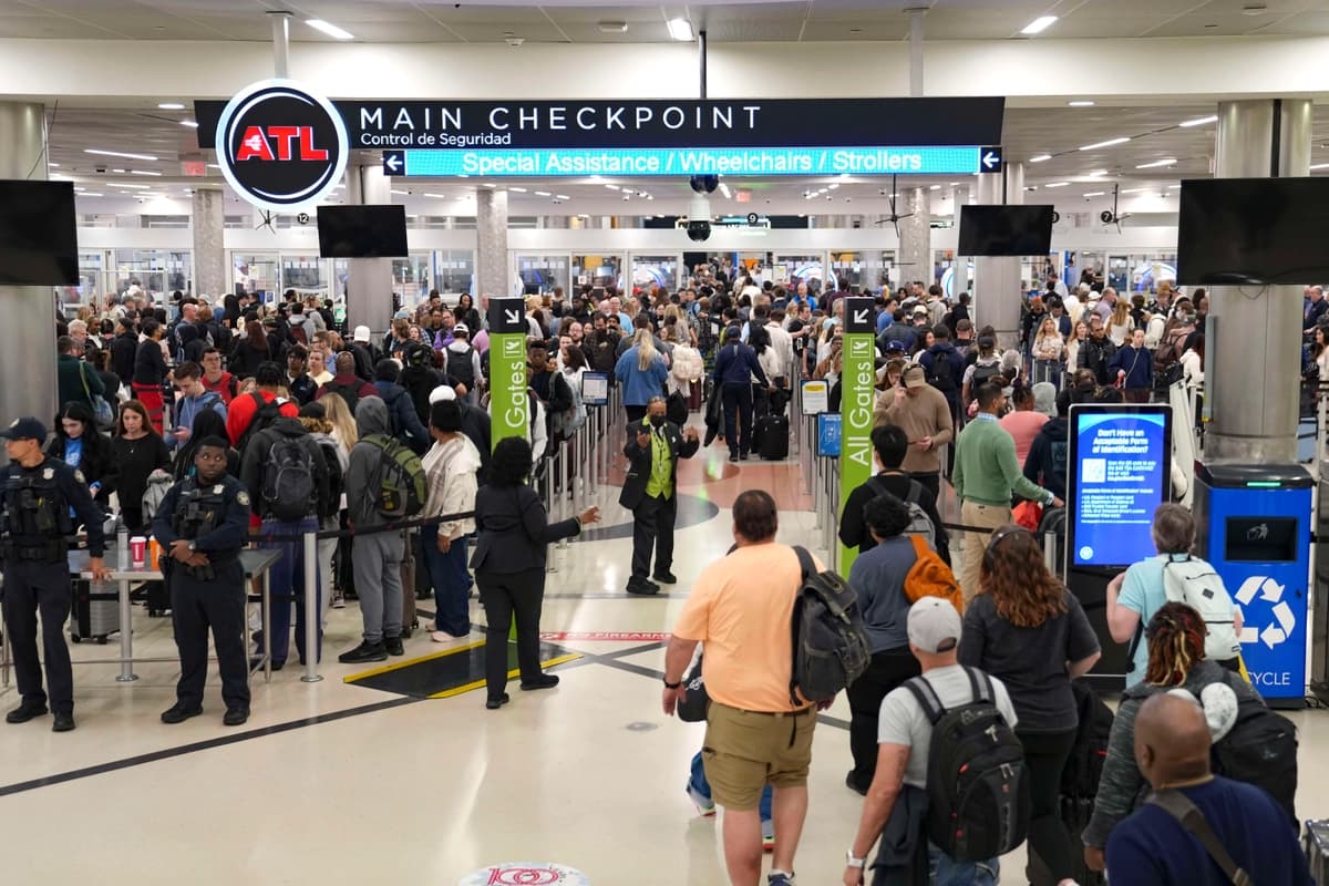 Viajeros hacen largas filas a primera hora de la mañana en el Aeropuerto Internacional Hartsfield-Jackson de Atlanta, el 26 de marzo de 2026. (Megan Varner/Getty Images).