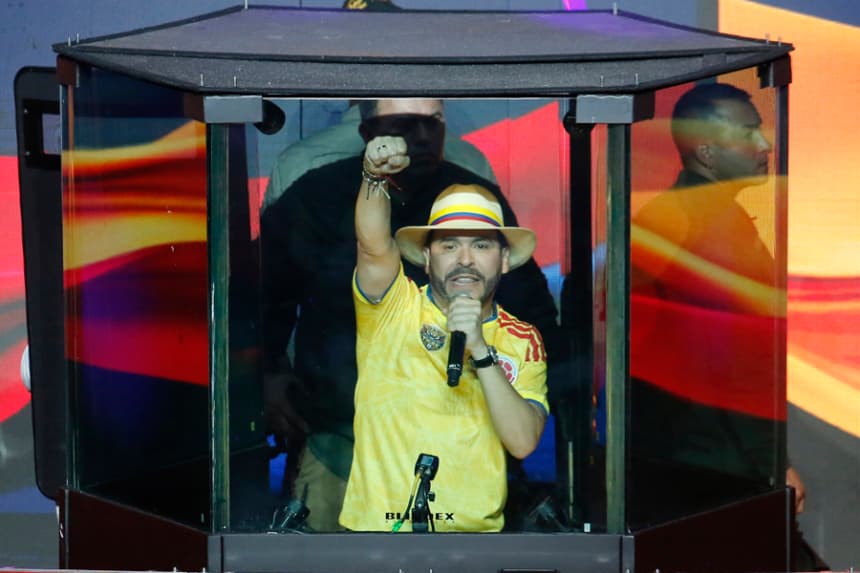 El candidato a la residencia de Colombia Abelardo de la Espriella pronuncia su discurso de cierre de campaña este domingo, en Medellín, Colombia. (EFE/ STR)