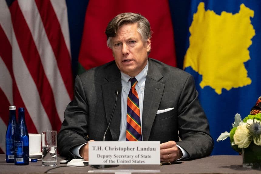 El subsecretario de Estado de EE. UU., Christopher Landau, interviene durante una reunión sobre el Sistema Global de Asilo para Refugiados celebrada el 25 de septiembre de 2025 en Nueva York. (YUKI IWAMURA/POOL/AFP vía Getty Images)