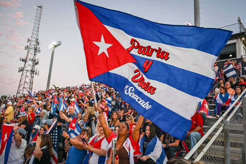 La gente agita banderas y corea consignas mientras participa en la manifestación "Cuba Libre" en la ciudad de Hialeah, Florida, el 24 de marzo de 2026. (GIORGIO VIERA/AFP vía Getty Images)